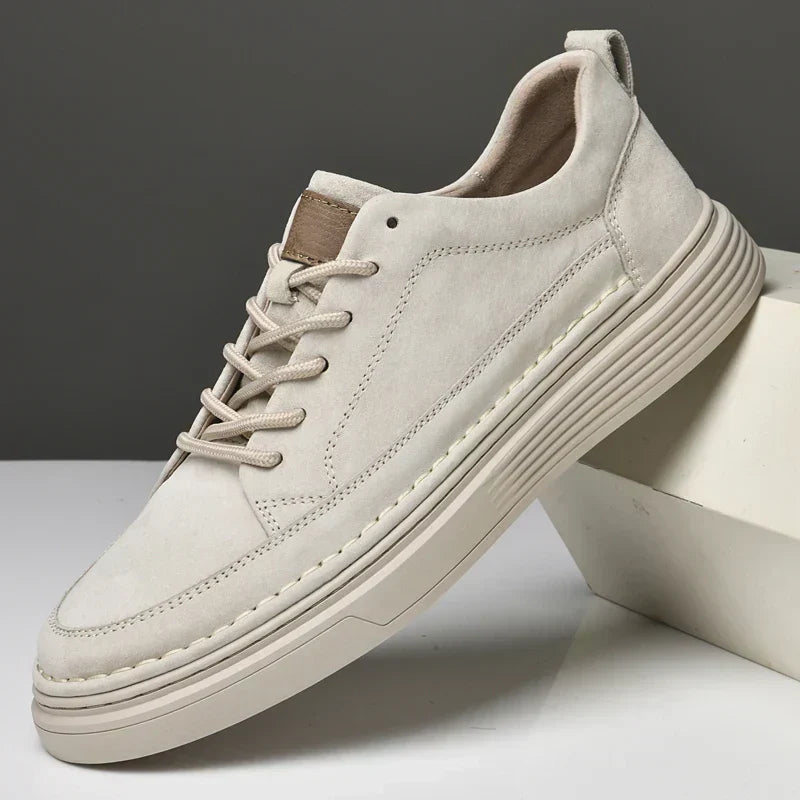 Scarpa da ginnastica beige in pelle scamosciata, design moderno con suola spessa, lacci tono su tono, ideale per moda casual e comfort quotidiano.