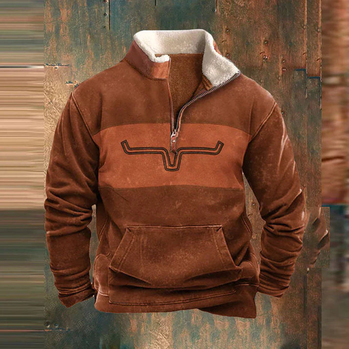 Maglione in pile marrone con zip, design a corna di toro, tasca frontale a marsupio, sfondo rustico. Abbigliamento invernale caldo e casual.