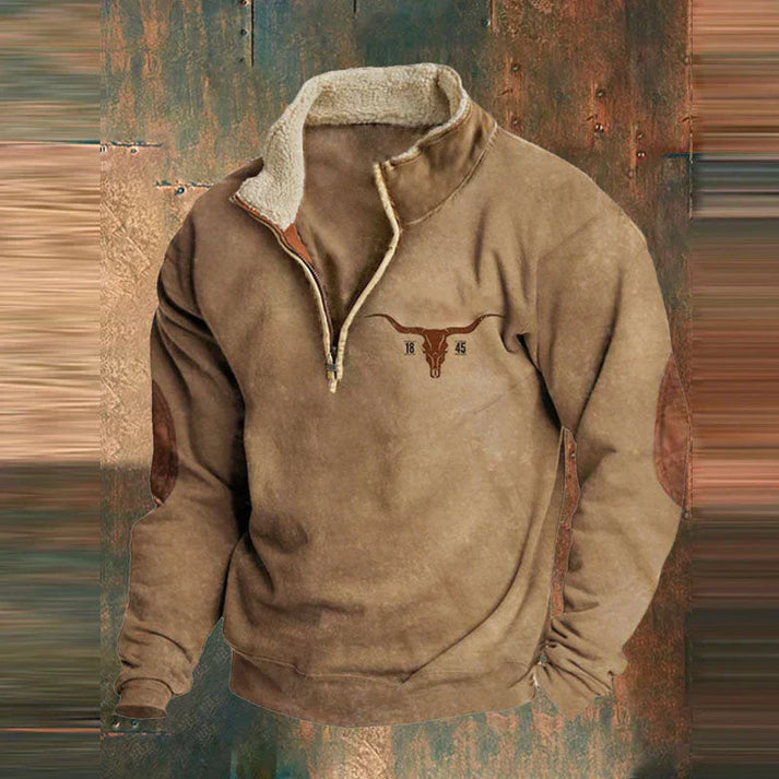 Maglione marrone in pile con colletto alto, dettagli in pelle scamosciata e logo teschio di toro. Design casual e caldo per l'inverno.