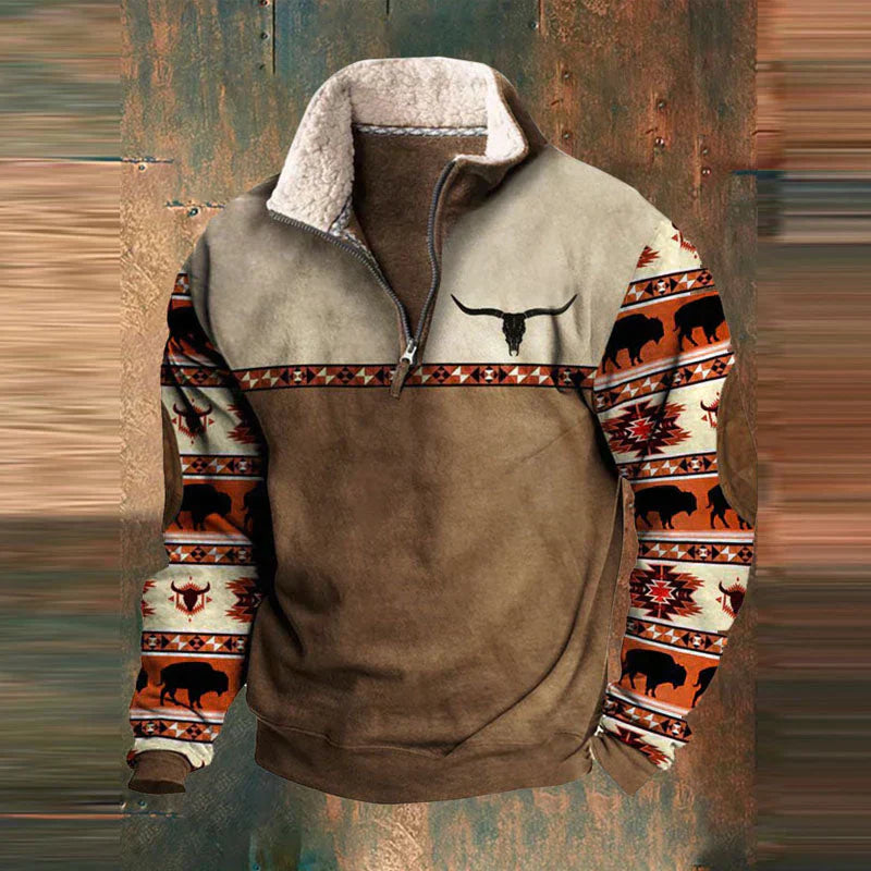 Maglione in pile con zip, motivo western, teschio di toro, maniche con stampe tribali e bufali, colori marrone e beige, stile casual autunnale.