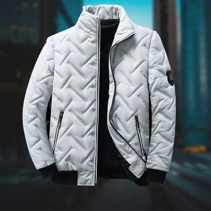 Giacca invernale bianca imbottita, design moderno con cerniera, tasche laterali e logo sulla manica, ideale per moda uomo e abbigliamento casual.