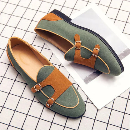 Scarpe mocassino eleganti in tessuto verde e marrone con fibbie doppie, su sfondo a quadri. Calzature moda uomo, stile casual chic.