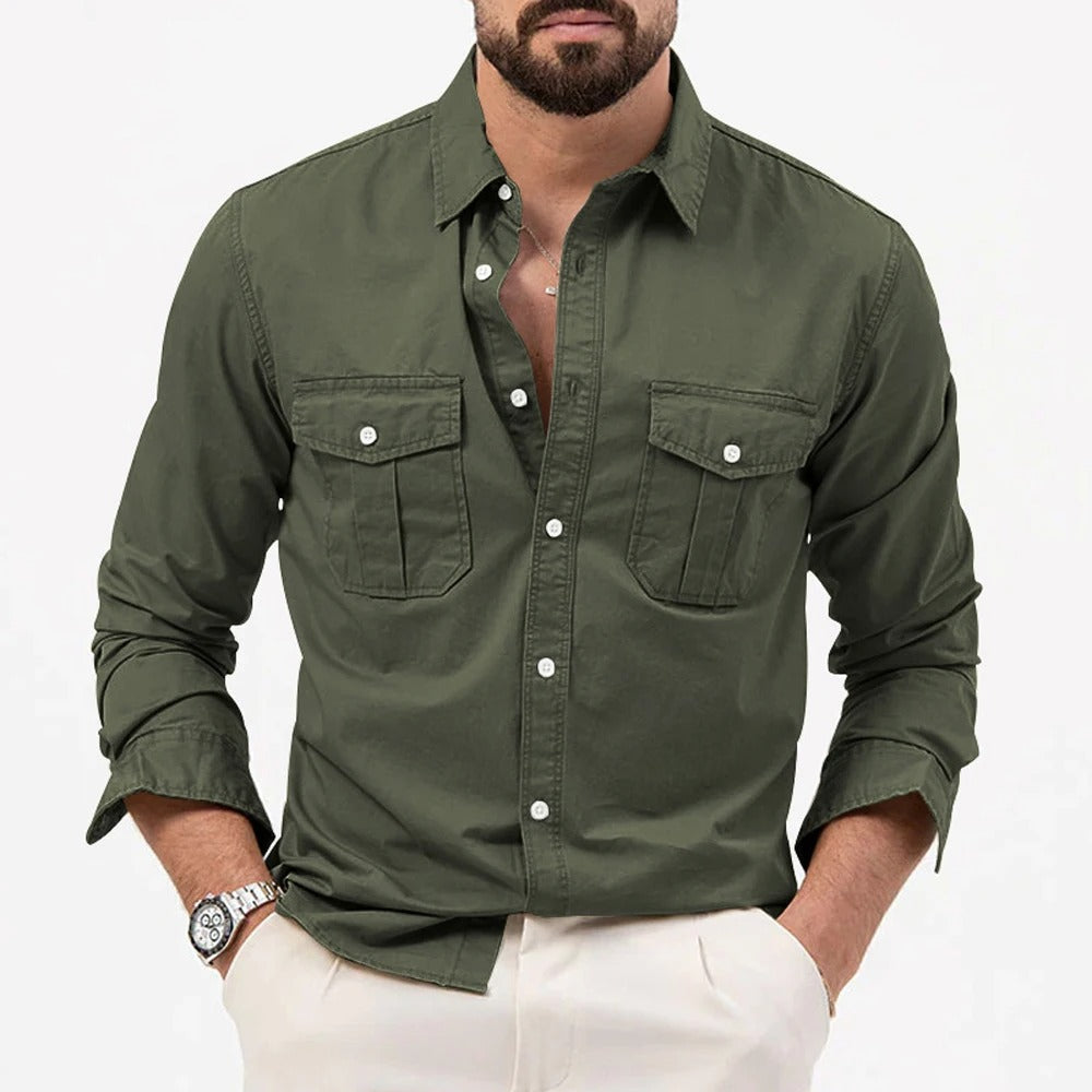 Camicia verde militare da uomo con tasche frontali, abbinata a pantaloni chiari. Stile casual elegante, ideale per moda maschile autunnale.