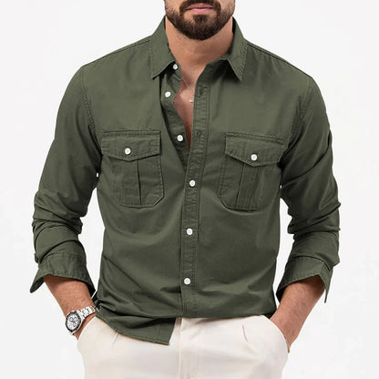 Camicia verde militare da uomo con tasche frontali, abbinata a pantaloni chiari. Stile casual elegante, ideale per moda maschile autunnale.
