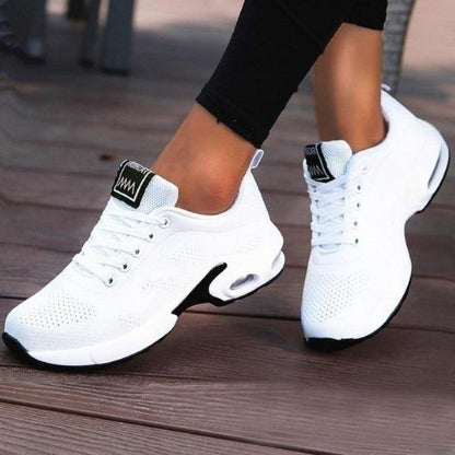 Scarpe da ginnastica bianche da donna, design moderno e traspirante, suola ammortizzata, ideali per sport e tempo libero.