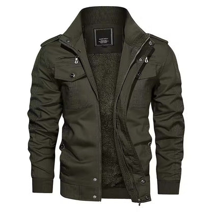 Giacca verde militare da uomo con cerniera, tasche multiple e colletto alto. Design casual e resistente, ideale per moda autunnale e invernale.
