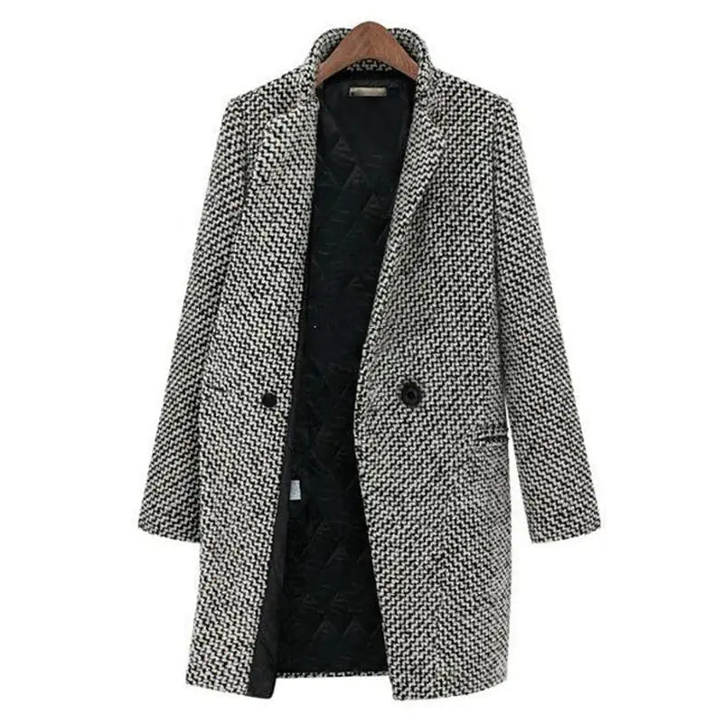 Cappotto donna elegante in tweed bianco e nero, doppio petto, con fodera interna nera, appeso su gruccia di legno. Moda autunno inverno.