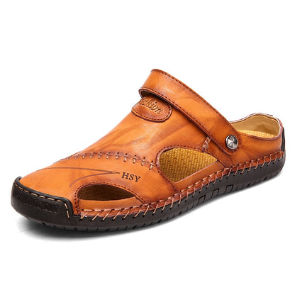 Sandalo estivo in pelle marrone per uomo, design aperto con cuciture a vista, suola antiscivolo nera, ideale per comfort e stile casual.