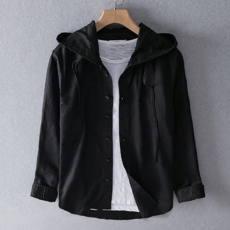 Camicia nera con cappuccio, appesa su gruccia, sopra maglietta bianca. Moda casual uomo, abbigliamento autunnale, stile urbano.