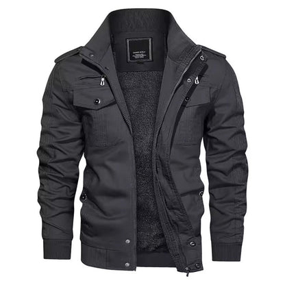 Giacca nera da uomo invernale, stile casual, con cerniera, tasche multiple e colletto alto. Abbigliamento moda maschile, giacca calda e resistente.