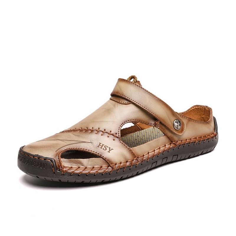 Sandalo da uomo in pelle marrone con suola in gomma nera, design traforato e chiusura a strappo. Comfort estivo, stile casual.