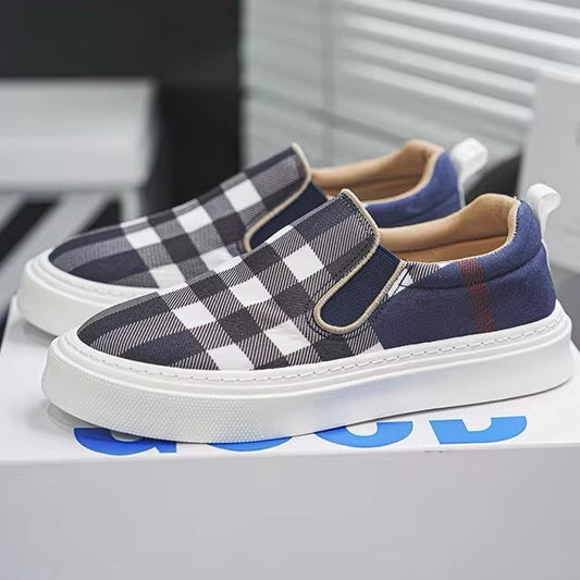 Slip-on herresneakers med skotsk tern og polstret indersål
