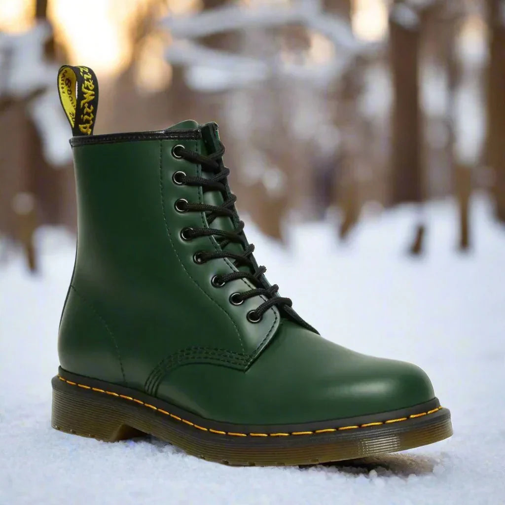Stivale Dr. Martens verde su neve, moda invernale, calzature iconiche, suola robusta, stile casual, tendenza scarpe 2023.