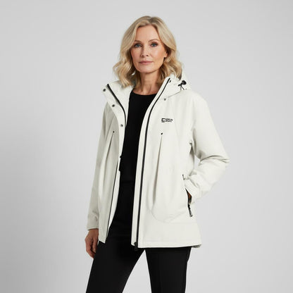 Giacca softshell bianca da donna, impermeabile e antivento, con cappuccio regolabile e tasche con zip, ideale per attività outdoor e tempo libero.