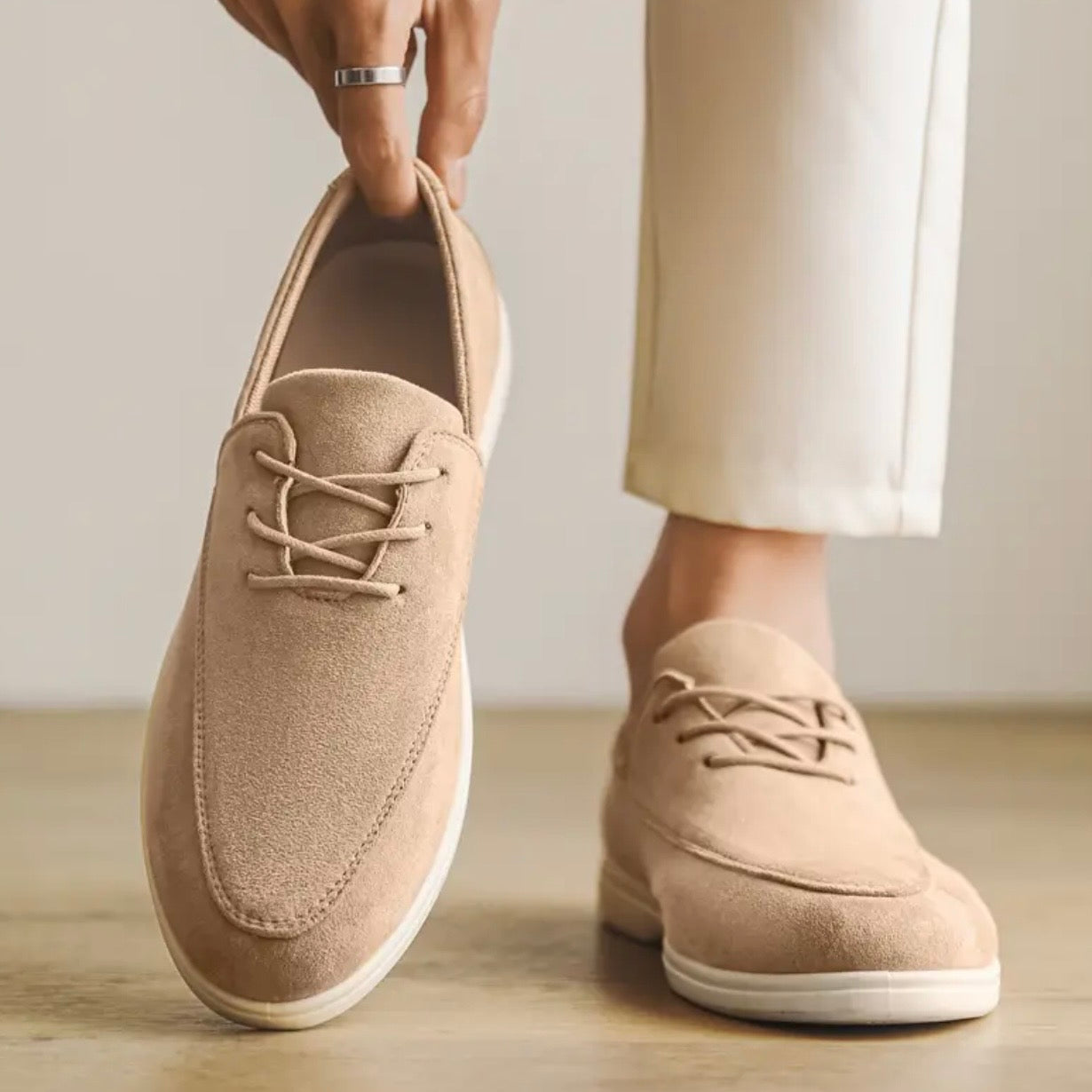 Herremokkasiner i ruskind med polstret indlægssål og skridsikker ydersål