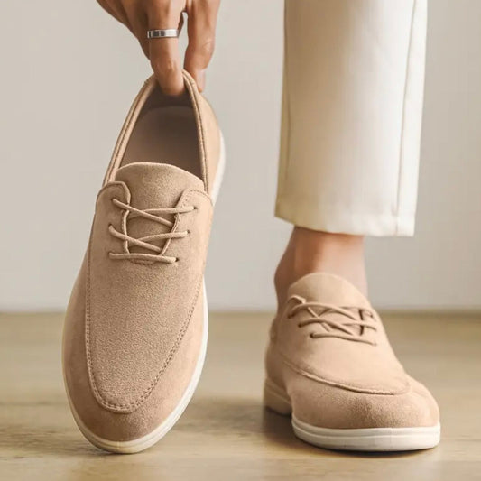 Herremokkasiner i ruskind med polstret indlægssål og skridsikker ydersål