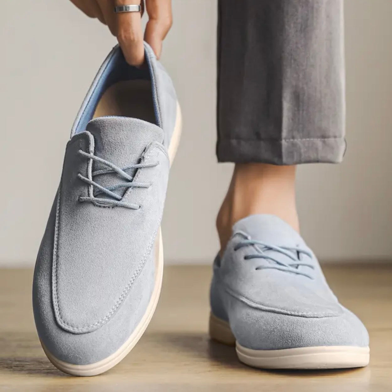 Herremokkasiner i ruskind med polstret indlægssål og skridsikker ydersål