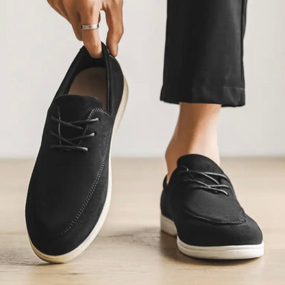 Herremokkasiner i ruskind med polstret indlægssål og skridsikker ydersål