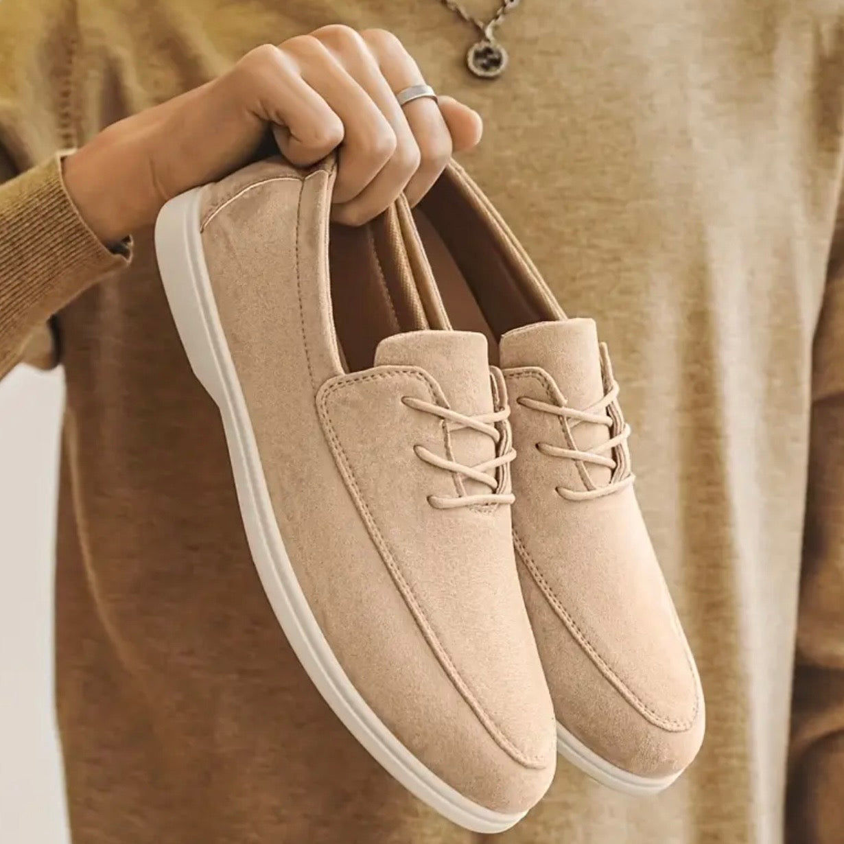 Herremokkasiner i ruskind med polstret indlægssål og skridsikker ydersål