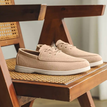 Herremokkasiner i ruskind med polstret indlægssål og skridsikker ydersål