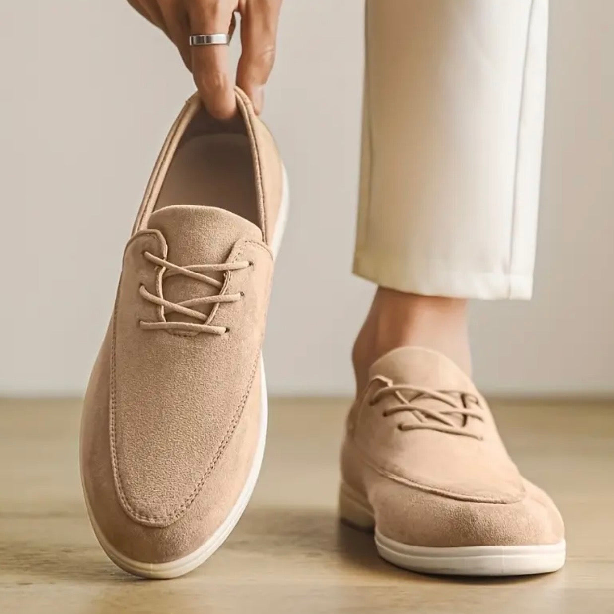 Herremokkasiner i ruskind med polstret indlægssål og skridsikker ydersål