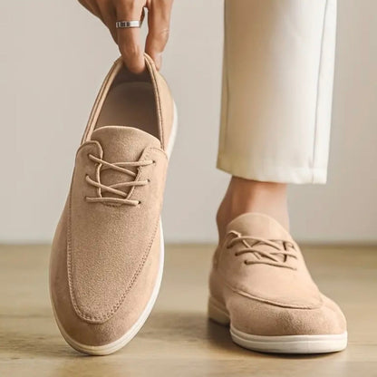 Herremokkasiner i ruskind med polstret indlægssål og skridsikker ydersål