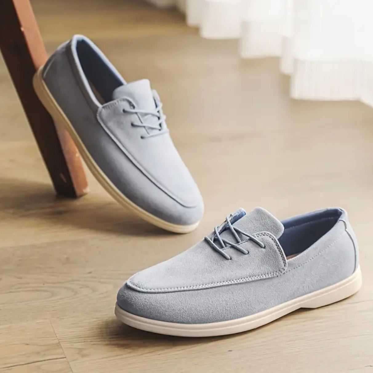 Herremokkasiner i ruskind med polstret indlægssål og skridsikker ydersål