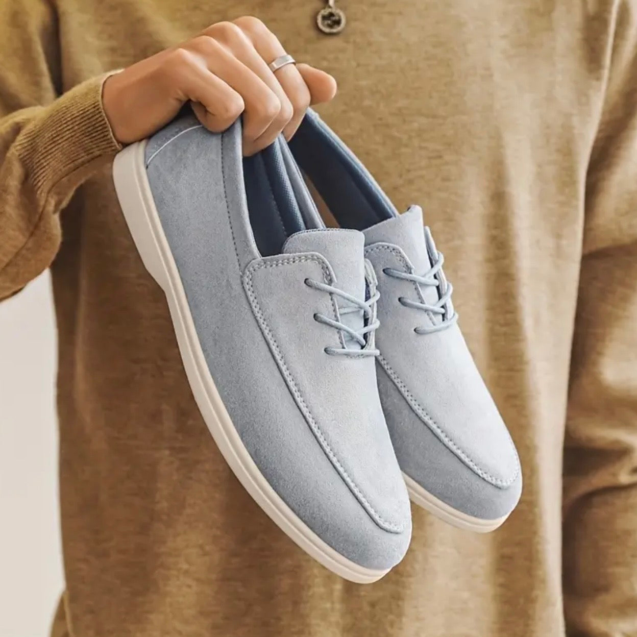 Herremokkasiner i ruskind med polstret indlægssål og skridsikker ydersål