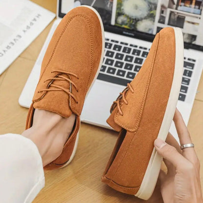 Herremokkasiner i ruskind med polstret indlægssål og skridsikker ydersål