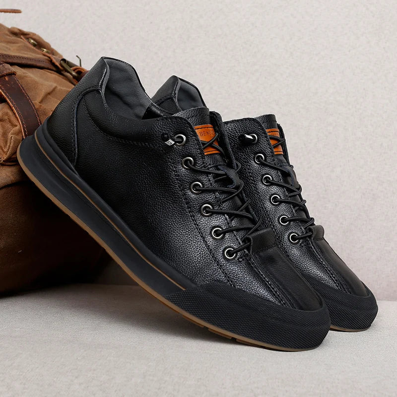 Scarpe da ginnastica nere in pelle, design moderno, suola in gomma antiscivolo, perfette per look casual e sportivo. Scarpe uomo eleganti e comode.