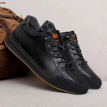 Scarpe da ginnastica nere in pelle, design moderno, suola in gomma antiscivolo, perfette per look casual e sportivo. Scarpe uomo eleganti e comode.