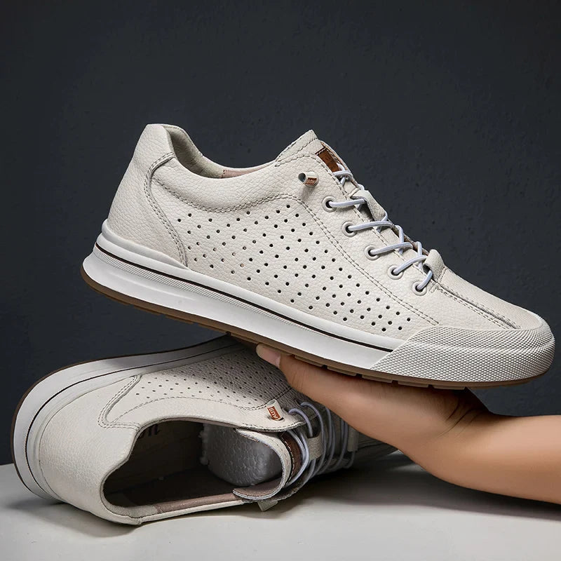 Scarpe da ginnastica bianche in pelle traforata, suola in gomma, design casual ed elegante, perfette per moda uomo e comfort quotidiano.