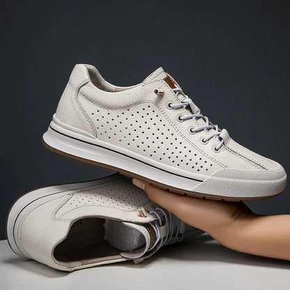 Scarpe da ginnastica bianche in pelle traforata, suola in gomma antiscivolo, design casual ed elegante, ideali per uomo, comfort e stile.