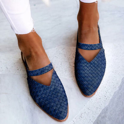 Scarpe intrecciate blu da donna, eleganti e casual, indossate con pantaloni bianchi. Design moderno, perfette per la moda estiva e primaverile.