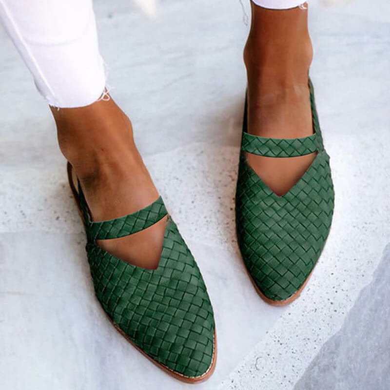 Scarpe intrecciate verdi da donna, sandali estivi eleganti, indossate con pantaloni bianchi. Design moderno, perfetto per look casual e chic.