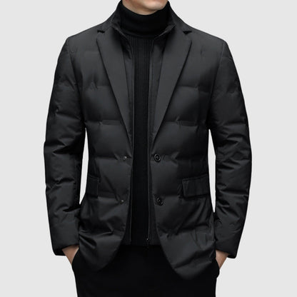 Giacca invernale uomo elegante nera, imbottita, con bottoni e tasche, su sfondo grigio. Moda maschile, abbigliamento caldo e formale.