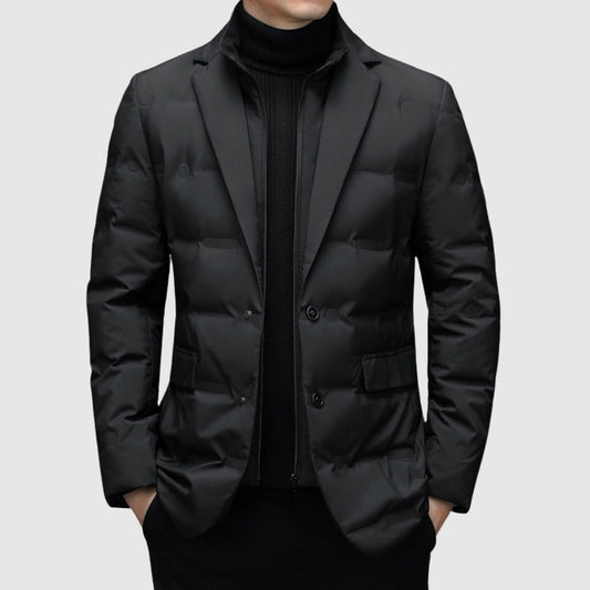 Giacca invernale uomo elegante nera, imbottita, con bottoni e tasche, su sfondo grigio. Moda maschile, abbigliamento caldo e formale.