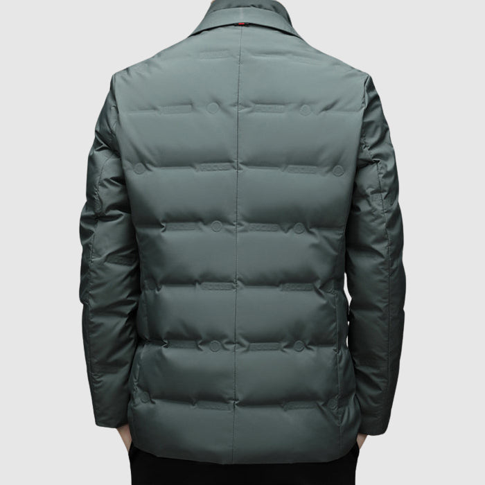 Giacca invernale uomo verde scuro, imbottita, vista posteriore, design trapuntato, elegante e calda, ideale per moda autunno inverno.