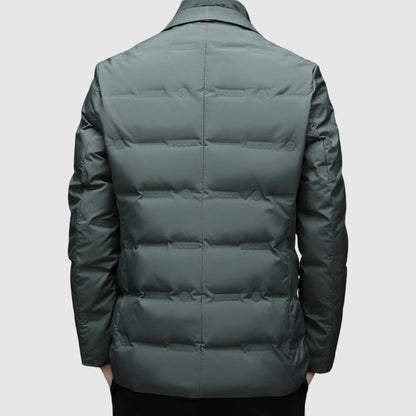 Giacca invernale uomo verde scuro, imbottita, vista posteriore, design trapuntato, elegante e calda, ideale per moda autunno inverno.