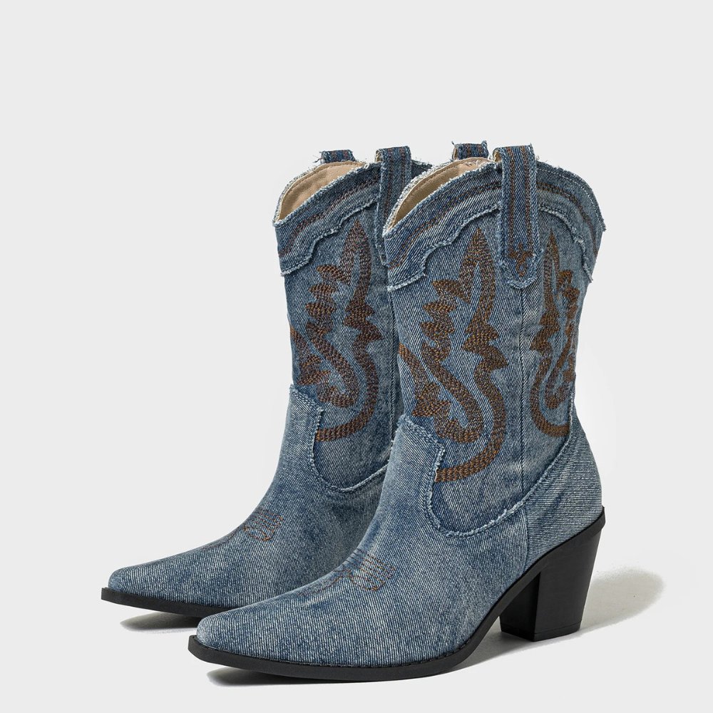 Stivali texani in denim blu con ricami marroni, tacco medio e punta affusolata. Scarpe western moda donna, stile country chic.