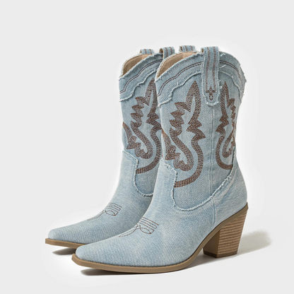 Stivali texani donna in denim azzurro con ricami marroni, tacco medio, punta affusolata. Moda western, calzature trendy, stile country chic.