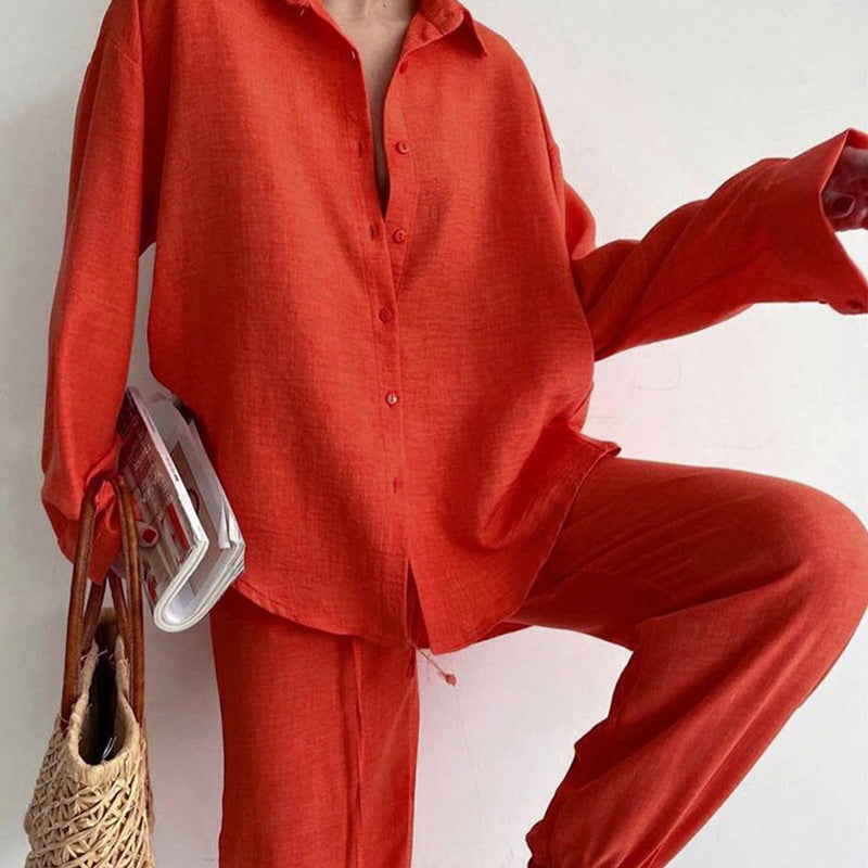 Camicia oversize rossa in lino, abbinata a pantaloni coordinati. Look casual e moderno, perfetto per la moda estiva. Stile rilassato e chic.