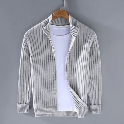 Cardigan grigio a coste su gruccia con maglietta bianca, moda uomo, abbigliamento casual elegante, tessuto morbido, stile autunnale.