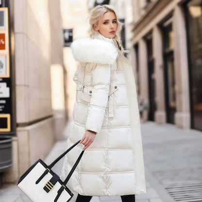 Donna elegante con cappotto lungo bianco imbottito e borsa a mano, cammina in città. Moda invernale, stile urbano, abbigliamento caldo.