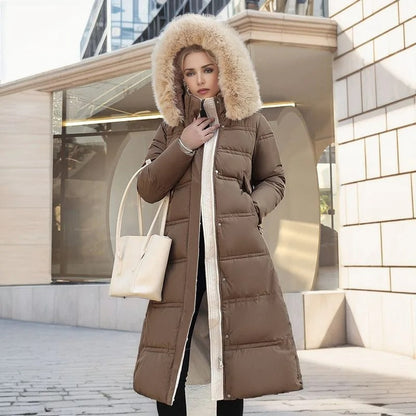 Donna con cappotto lungo marrone con cappuccio in pelliccia, borsa bianca, sfondo urbano moderno. Moda invernale, abbigliamento caldo, stile elegante.