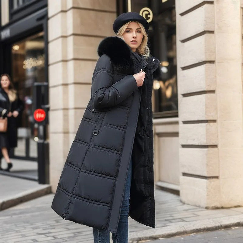 Donna con cappotto lungo nero imbottito e berretto, cammina in città. Moda invernale elegante, abbigliamento caldo, stile urbano chic.