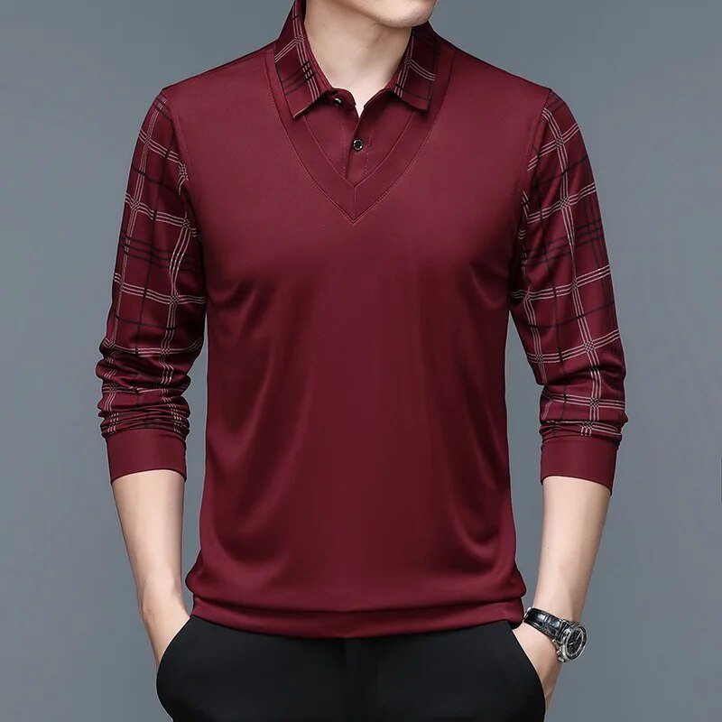Maglione uomo bordeaux con maniche a quadri, colletto a polo, abbigliamento elegante casual, moda autunnale, stile moderno, sfondo grigio.