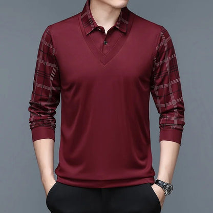 Maglione uomo bordeaux con maniche a quadri, colletto a polo, abbigliamento elegante casual, moda autunnale, stile moderno, sfondo grigio.