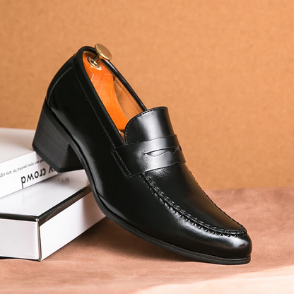 Scarpa elegante da uomo in pelle nera su scatola, con tacco basso e design classico. Perfetta per abbigliamento formale e occasioni speciali.