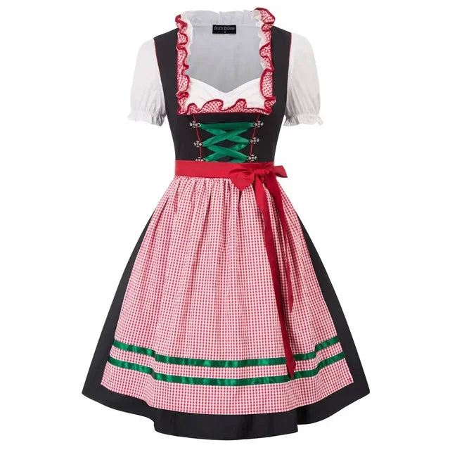 Abito tradizionale dirndl bavarese con corpetto nero, grembiule a quadretti rossi e bianchi, dettagli verdi e fiocco rosso. Moda Oktoberfest.